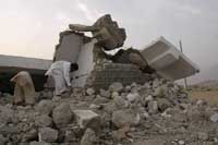 Tribesmen sift through residential rubble after US air strike(photo: Reuters)