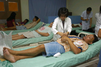 Survivors from the ferry wreck in the Philippines, 23 June 2008(photo: Reuters)