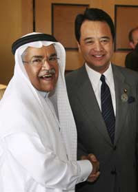 Saudi oil minister Ali al Nuami and Japanese economy minister Akira Ameri, Jeddah 22 June 2008(photo: reuters)