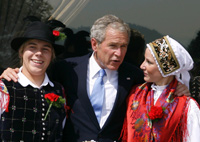 Bush meets a couple in Slovene traditional costume (Photo: Reuters)