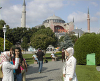Turkish women in front of Aya Sofia in Istanbul(Photo: Tony Cross)