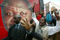 MDC party supporters welcome leader Morgan Tsvangirai in Harare, June 11, 2008.(Photo: Reuters)