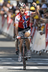 Kurt-Asle Arvesen takes the 11th stage (Photo: Reuters)