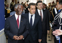 Sarkozy (C) and European Commission President Manuel Barroso (R) welcome Mbeki(Photo: Reuters)