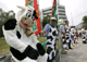 Local dairy farmers protest against G8 promoting free trade at a park in Sapporo(Photo: Reuters)