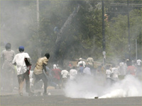 Demonstrators face police tear gas(Photo: Reuters)