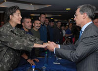 Colombian President Uribe greets Ingrid Betancourt in Bogota(Photo: César Carrión/Presidencia de la República de Colombia)
