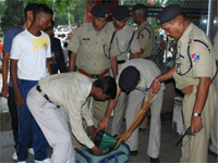 Police check bags in Allahabad after Friday's blasts (Photo: Reuters)
