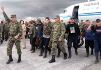 Colombian military escort Ingrid Betancourt in Bogota on 2 July 2008(Photo: Reuters)
