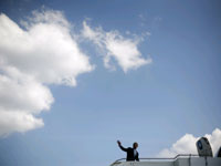 Obama boards his plane to fly from Berlin to Paris(Photo: Reuters)