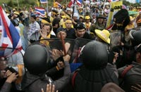 Thai riot police try to stop Thai nationalist protesters(Credit: Reuters)