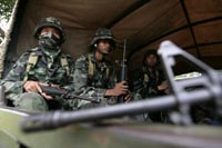 Thai soldiers reinforce a camp on the Thai-Cambodian border(Credit: Reuters)