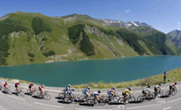 Cyclists compete in the Alps during the 17th stage(Photo: Reuters)