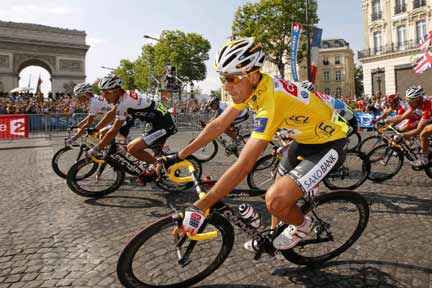 Tour de France winner Carlos Sastre of Spain wears the leader's yellow jersey as he cycles past the Arc de Triomphe(Photo: Reuters)
