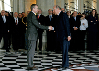 Yves Leterme (l) shaking the hand of Belgian King Albert II on Leterme's nomination as Prime Minister, 20 March 2008.(Photo: Reuters)