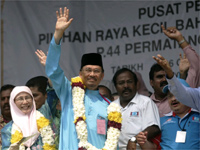 Anwar Ibrahim and his wife and supporters wave to the crowd.(Photo: Reuters)