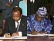 The Cameroonian president and his Nigerian colleague Olusegun Obasanjo at the time of the signing of the agreement.(Photo : United Nations / Eskinder Debebe / Montage : RFI)
