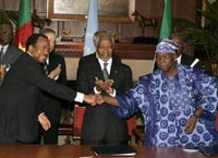 The Cameroonian president and his Nigerian colleague Olusegun Obasanjo at the time of the signing of the agreement.(Photo : Eskinder Debebe / United Nations) 