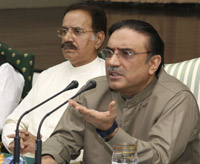 Zardari speaks at a party leadership meeting 22 August(Photo: Reuters)