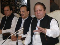 Former Pakistani prime minister Nawaz Sharif (R) at his party meeting in Islamabad August 25, 2008. (photo: Reuters)