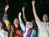 Anwar Ibrahim (2nd L), wife Wan Azizah Wan Ismail and leaders of other opposition parties(Reuters)