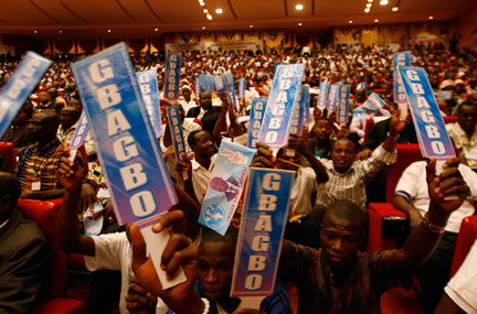 Participants hold banners during FPI convention in Yamousoukro (Photo: Reuters)