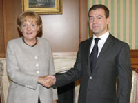 Russia's President Dmitry Medvedev (R) and German Chancellor Angela Merkel (Reuters)