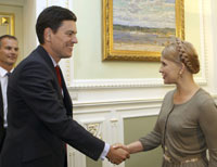 Ukraine's Prime Minister Yulia Tymoshenko (R) welcomes Britain's David Miliband(Photo: Reuters)