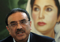 Asif Ali Zardari in front of a picture of his wife(Photo: AFP)