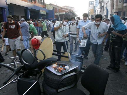 Protesters burn items belonging to the state office during a strike in Santa Cruz(Photo: Reuters)