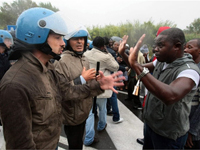 Police face demostrators in Castelvolturno, near Naples(Photo: AFP )