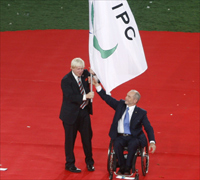 Philip Craven (R) hands over the IPC's flag to the mayor of London Boris Johnson.(Photo: Reuters)