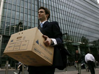 A worker carries a box out of the U.S. investment bank Lehman Brothers offices in the Canary Wharf district of London(Photo: Reuters)