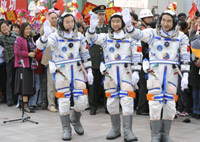 Chinese astronauts Zhai Zhigang (R), Liu Boming (2nd R) and Jing Haipeng Photo: Reuters/Xinhua/Li Gang