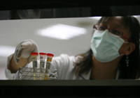 Taking urine samples for kidney stone tests in a hospital in Taipei (Photo: Reuters)
