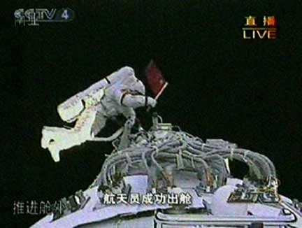 Zhai Zhigang waves a Chinese flag in space(Photo: CCTV/Reuters)