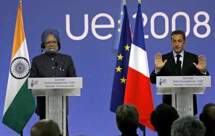 Singh (L) and Sarkozy(Photo: Reuters)