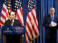 U.S. Secretary of the Treasury Henry Paulson (R) and Jim Lockhart Director of the Federal Finanace Agency(Photo: Reuters)