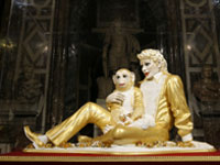 Are zany sculptures too kitsch for Versailles?