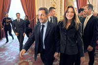 Nicolas Sarkozy (C) and his wife Carla Bruni-Sarkozy walk inside the Elysee Palace(Photo: Reuters)