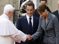 Pope Benedict (L) meets Sarkozy and Carla Bruni-Sarkozy(Photo: Reuters)