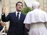 President Sarkozy welcoming Pope Benedict XVI in the courtyard of the Elysee Palace(Photo: Reuters)