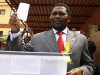 Isaias Samakuva votes on Friday(Photo: Reuters)