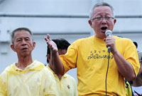 Anti-government protesters Chamlong Srimuang (L) and Sondhi Limthongkul.( Photo: AFP )