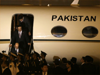 Pakistani President Asif Ali Zardari arrives in Beijing.(Photo: Reuters)