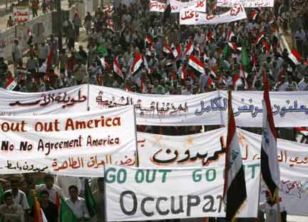 Banners and Iraqi flags on the Baghdad protest(Photo: Reuters)