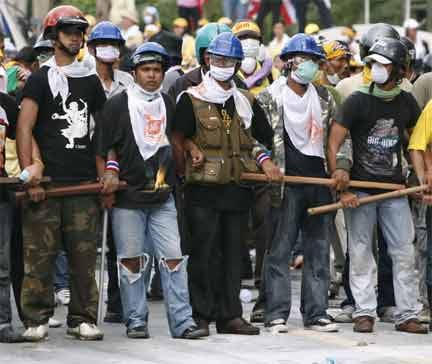 Anti-government demonstrators face-off with riot policemen(Photo: Reuters)