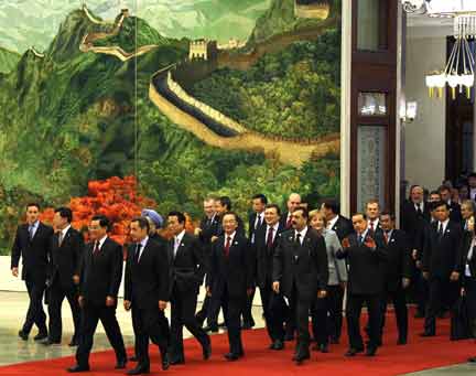 Nicolas Sarkozy (4th L) and Hu Jintao (3rd L) lead other representatives of Asem countries into the Great Hall of the People(Photo: Reuters)