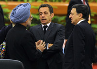 France's Sarkozy (C) with India's Manmohan Singh (L) and European Commission chief José Manuel Barroso(Photo: Reuters)