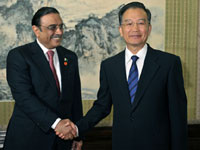 Pakistan's President Asif Ali Zardari (L) shakes hands with Chinese Premier Wen Jiabao in Beijing (Photo: Reuters)